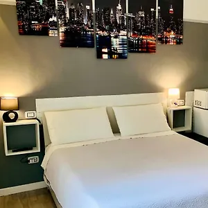 Magda House & Parking , Bari Italia